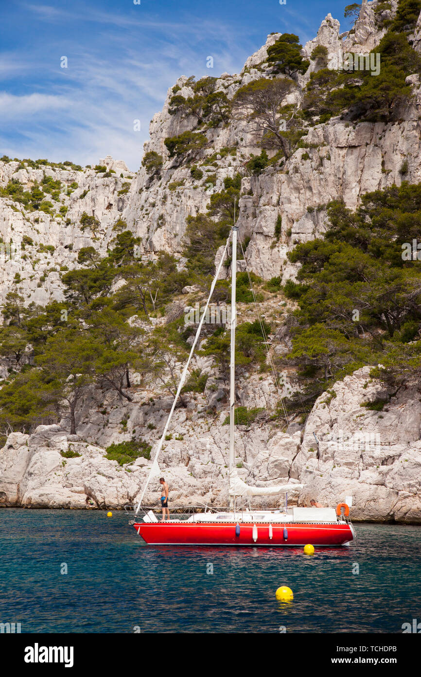 Rote Segelboot vor Anker in einer der Calanques bei Cassis, Provence Frankreich Stockfoto