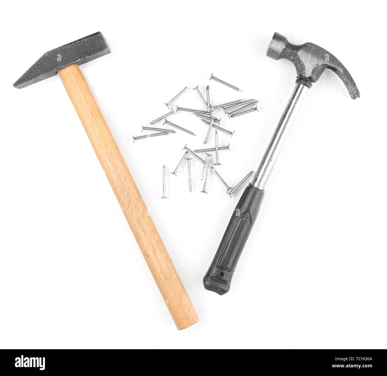 Hämmer und Metall Nägel isoliert auf weißem Stockfoto