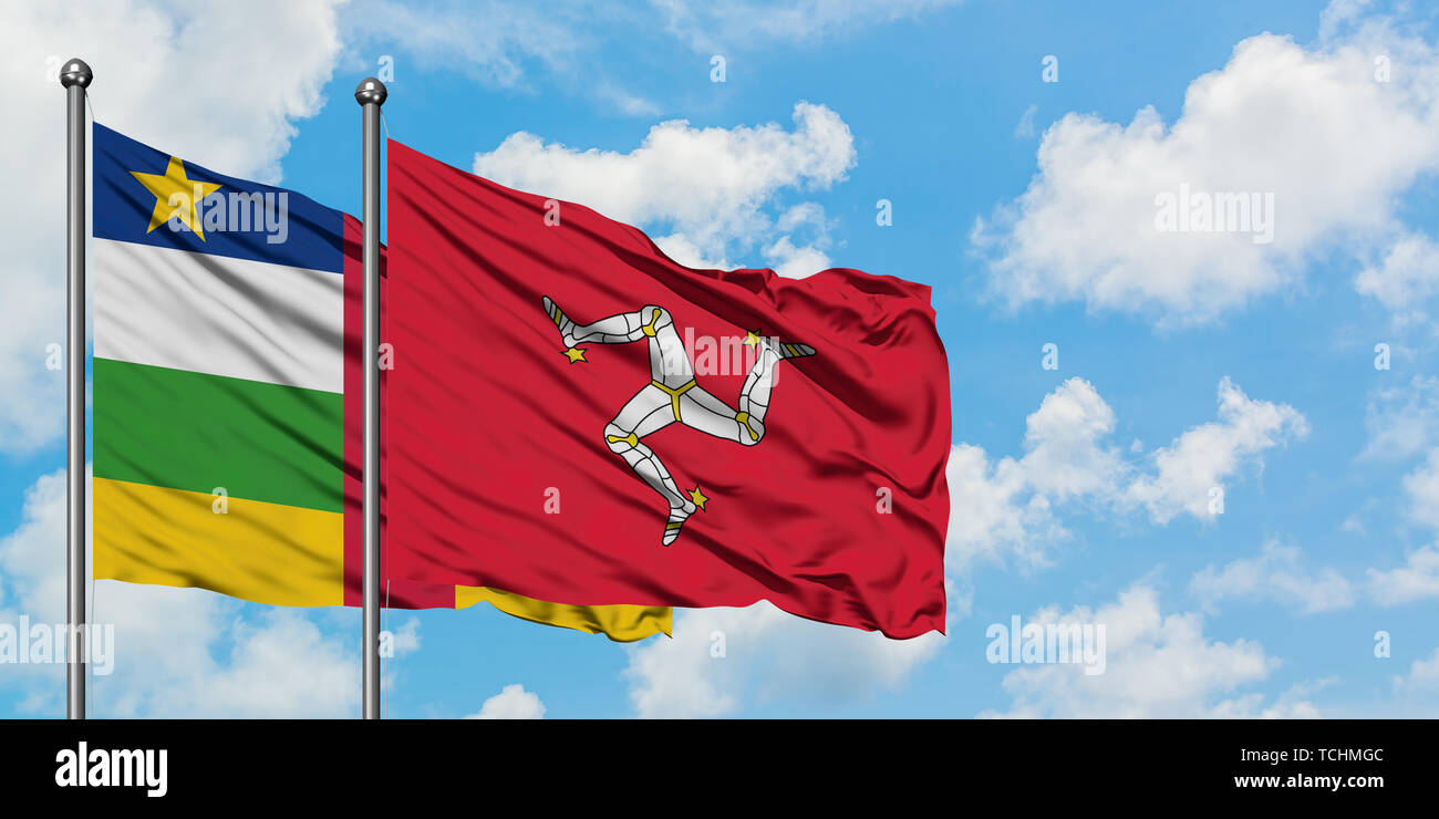 Zentralafrikanische Republik und Isle Of Man Flagge im Wind gegen Weiße bewölkt blauer Himmel zusammen. Diplomatie Konzept, internationale Beziehungen. Stockfoto