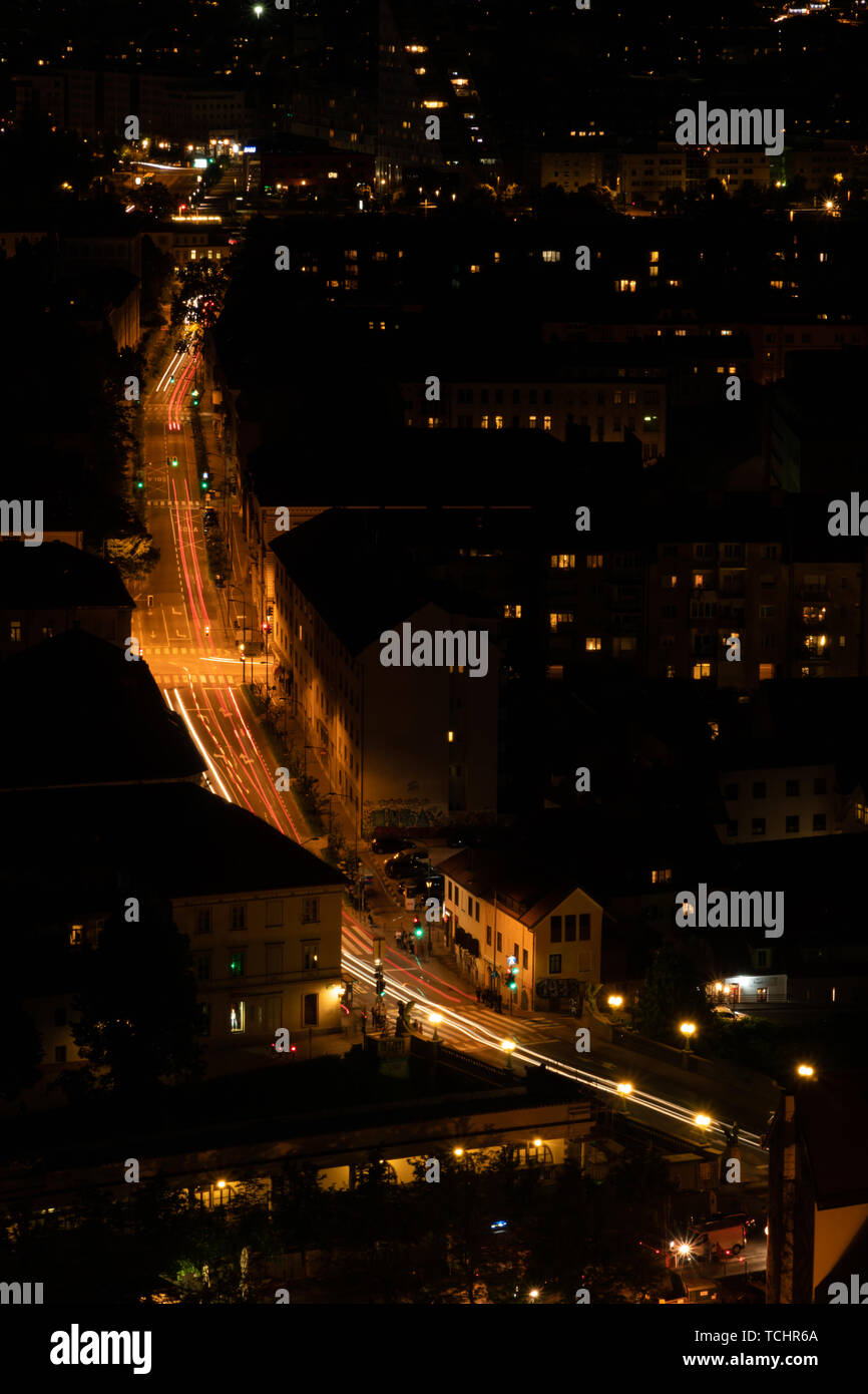 24.5.2019 Ljubljana Slowenien: Blick von der Burg von Ljubljana in Slowenien bei Nacht Stadt. Gebäude und Arterien der Straßen. Auto Verkehr. Luftaufnahme. Stockfoto