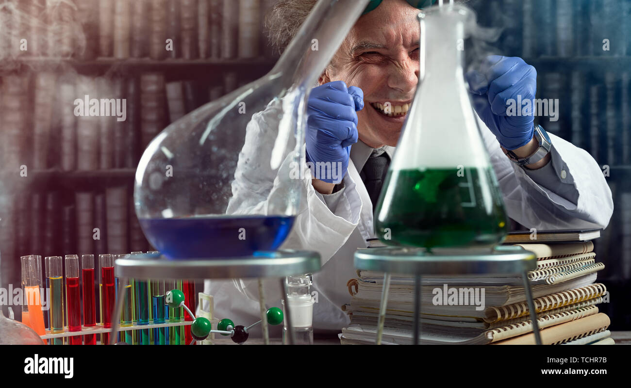 Happy Chemiker mit Experiment gelungen, Lachen im Labor Stockfoto