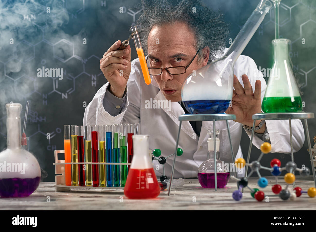 Verrückte Professor der Chemie Experiment durchgeführt, Labor mit viel Rauch Stockfoto