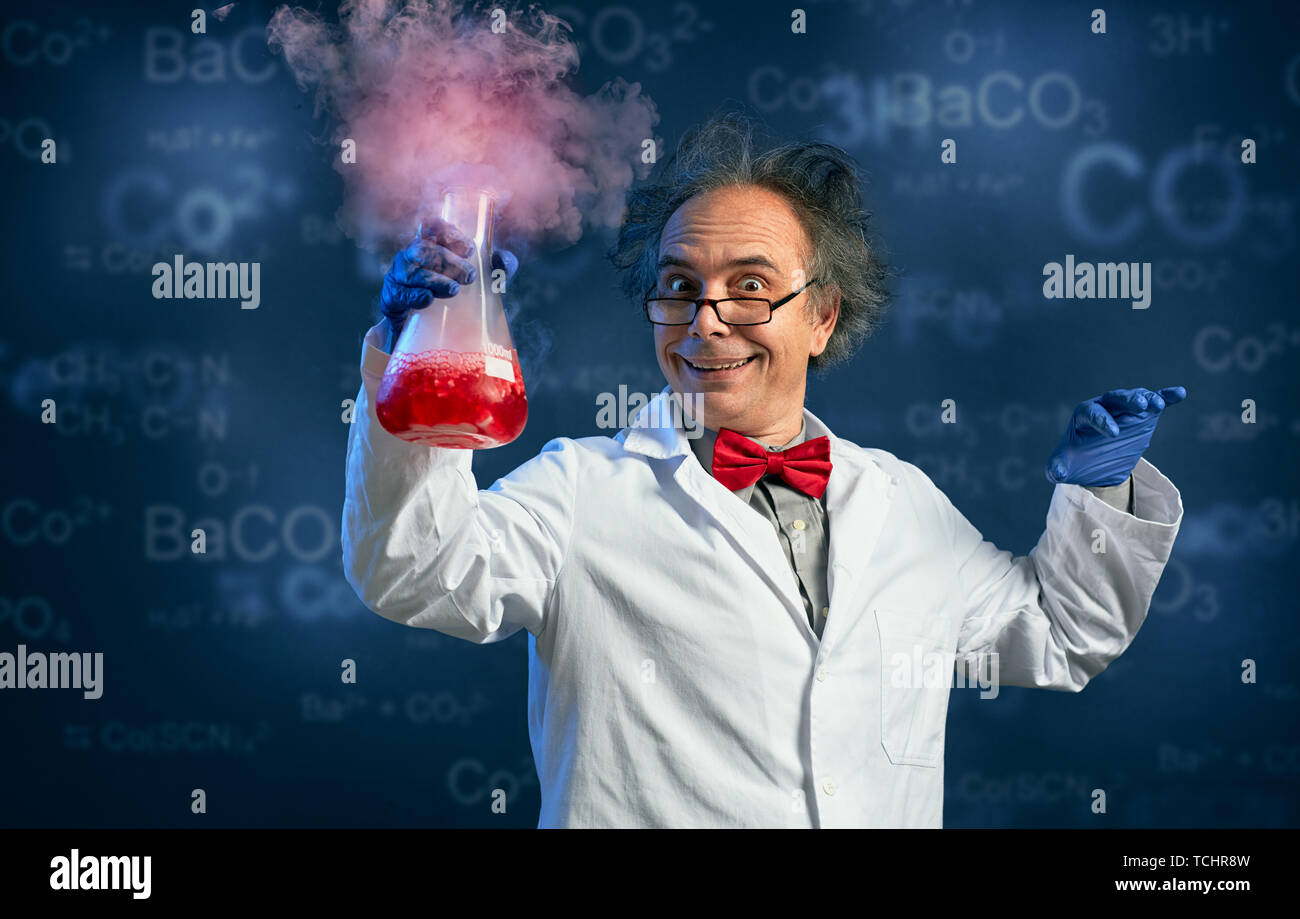 Happy Chemiker holding Reagenzglas mit seiner erfolgreichen Experiment Stockfoto