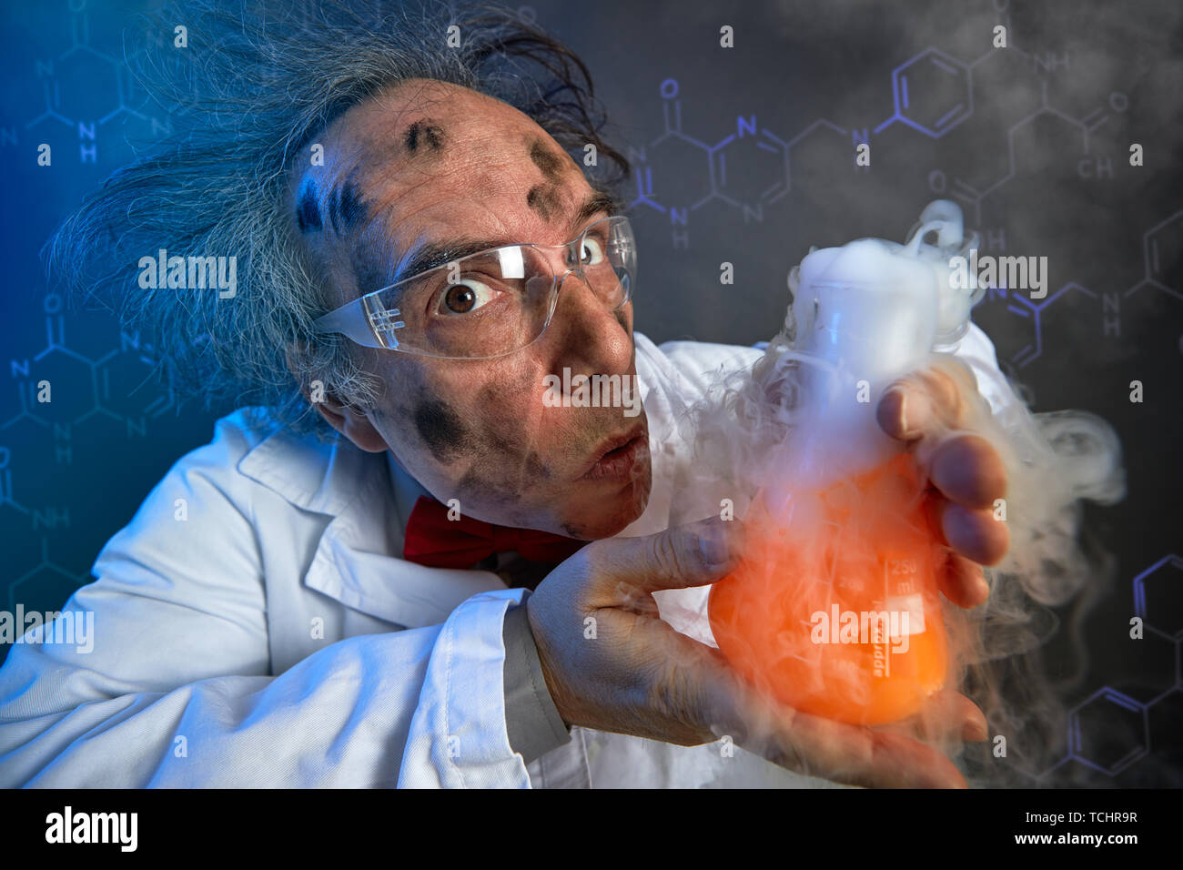 Lustige Wissenschaftler schmutzige Gesicht nach der Explosion im Labor Stockfoto