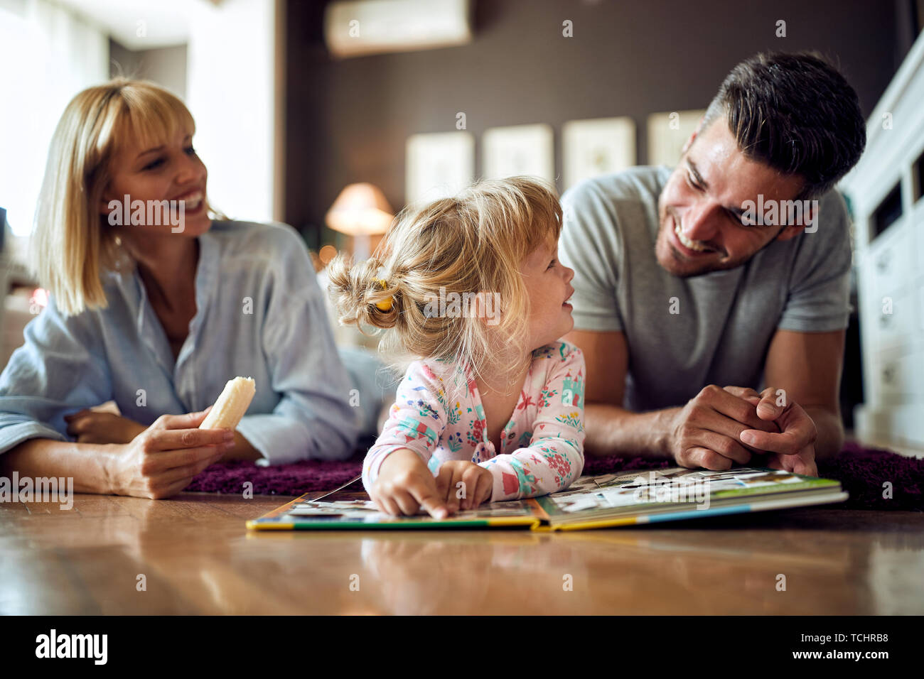 Ich Will Papa Und Mama Endlich Lächeln Sehen Mama papa kind -Fotos und -Bildmaterial in hoher Auflösung – Alamy