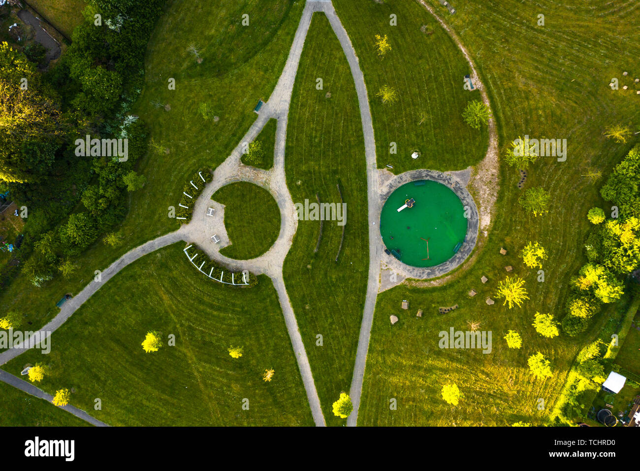 Antenne Drone Aufnahmen von einem Park im Querformat in Sheffield, Yorkshire - saftig grüne Gras und Bäume mit einem Weg durch die Mitte schneiden gefunden Stockfoto