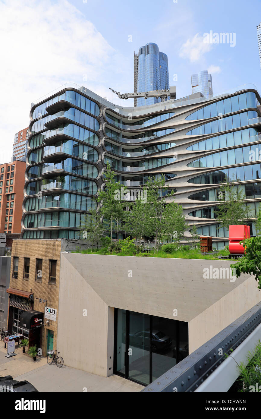 Die 520 West 28. Straße Gebäude, ein luxuriöses Apartment Gebäude von Zaha Hadid neben der High Line Park in Manhattan, New York City, USA. Stockfoto