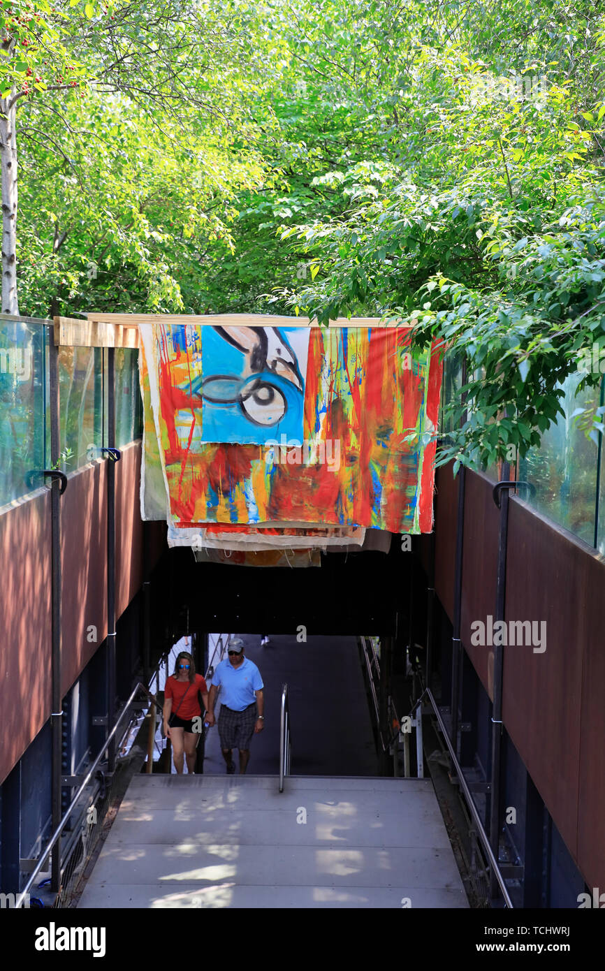 Besucher im Eingangsbereich des südlichen Ende der High Line Park an der Gansevoort Street im Meatpacking District. Manhattan, New York City, USA. Stockfoto