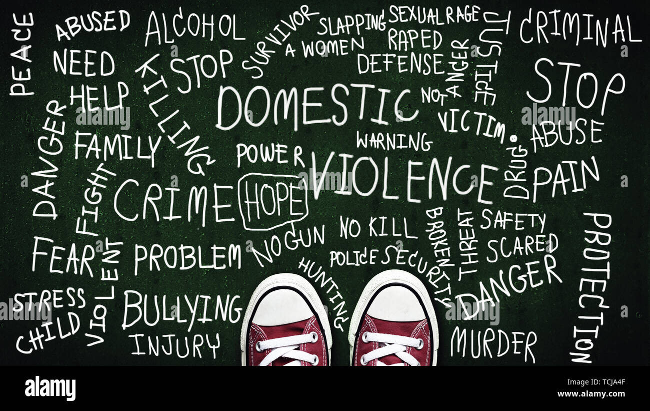 Mobbing Kinder Konzept. red Sneaker auf Schiefertafel mit Stichwort über bully Problem in der Schule Kampagne Stockfoto