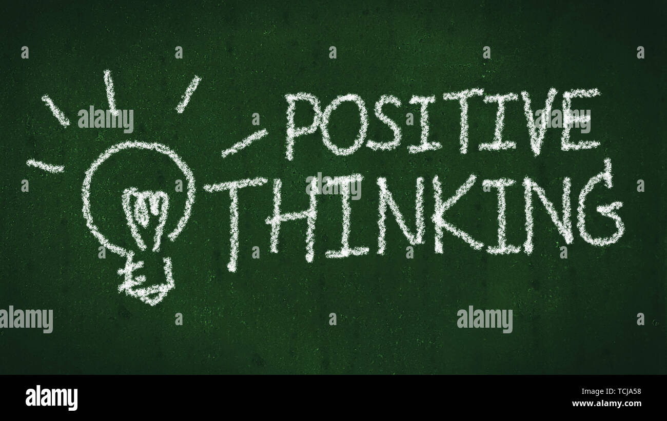Positives Denken Konzept. handgeschriebene Wort positives Denken auf Schwarze Schiefertafel mit Glühbirne als Idee Stockfoto