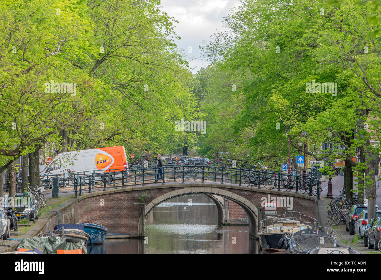 Post.nl Van auf dem Reguliersgracht in Amsterdam Die Niederlande 2019 Stockfoto