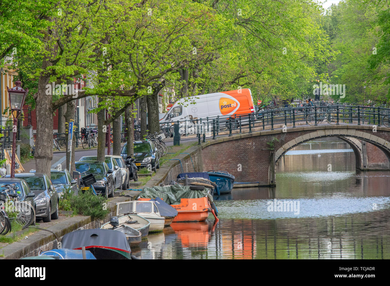 Post.nl Van auf dem Reguliersgracht in Amsterdam Die Niederlande 2019 Stockfoto