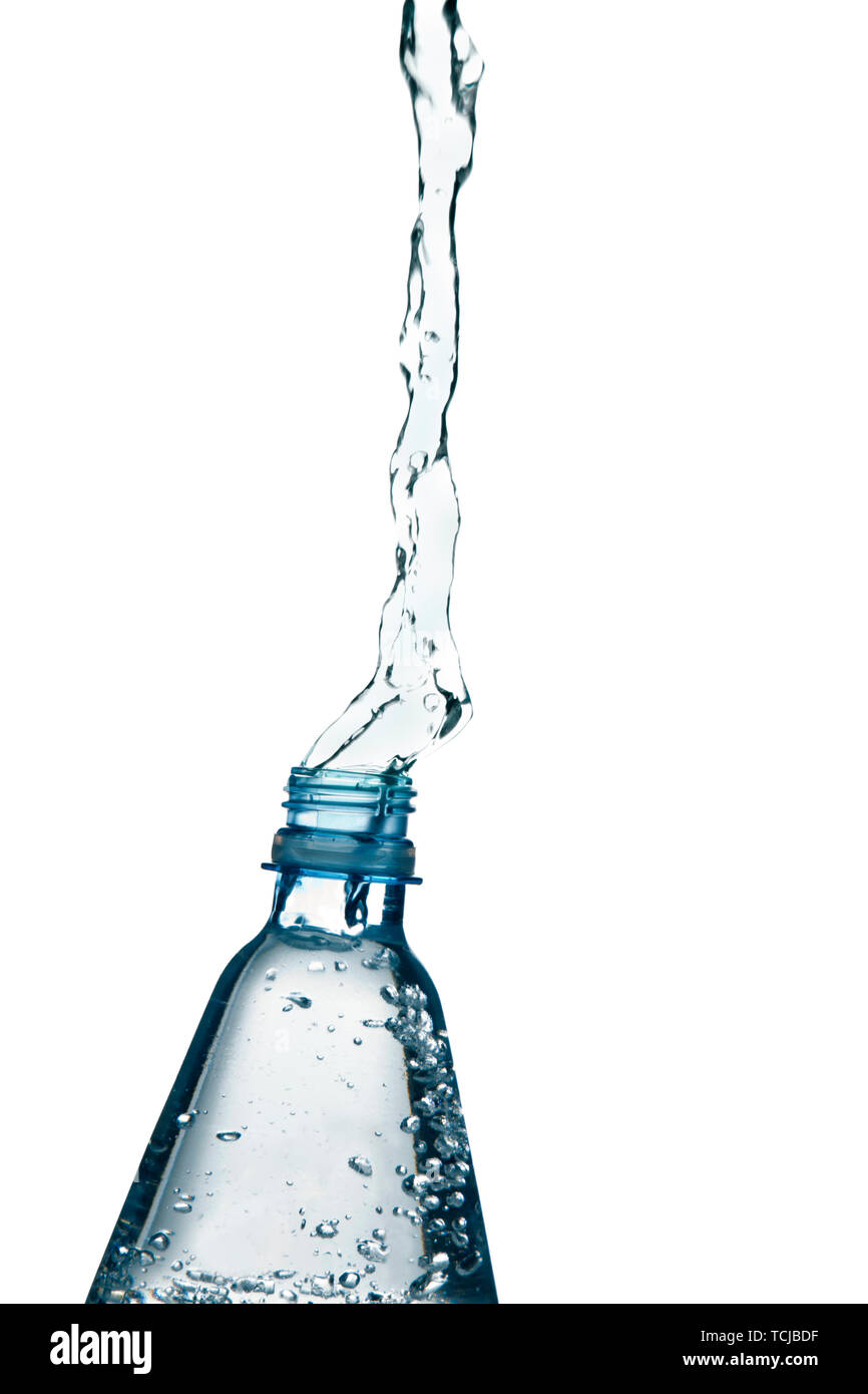 Mineralwasser zerschneiden aus Kunststoff Flasche isoliert auf weißem Stockfoto