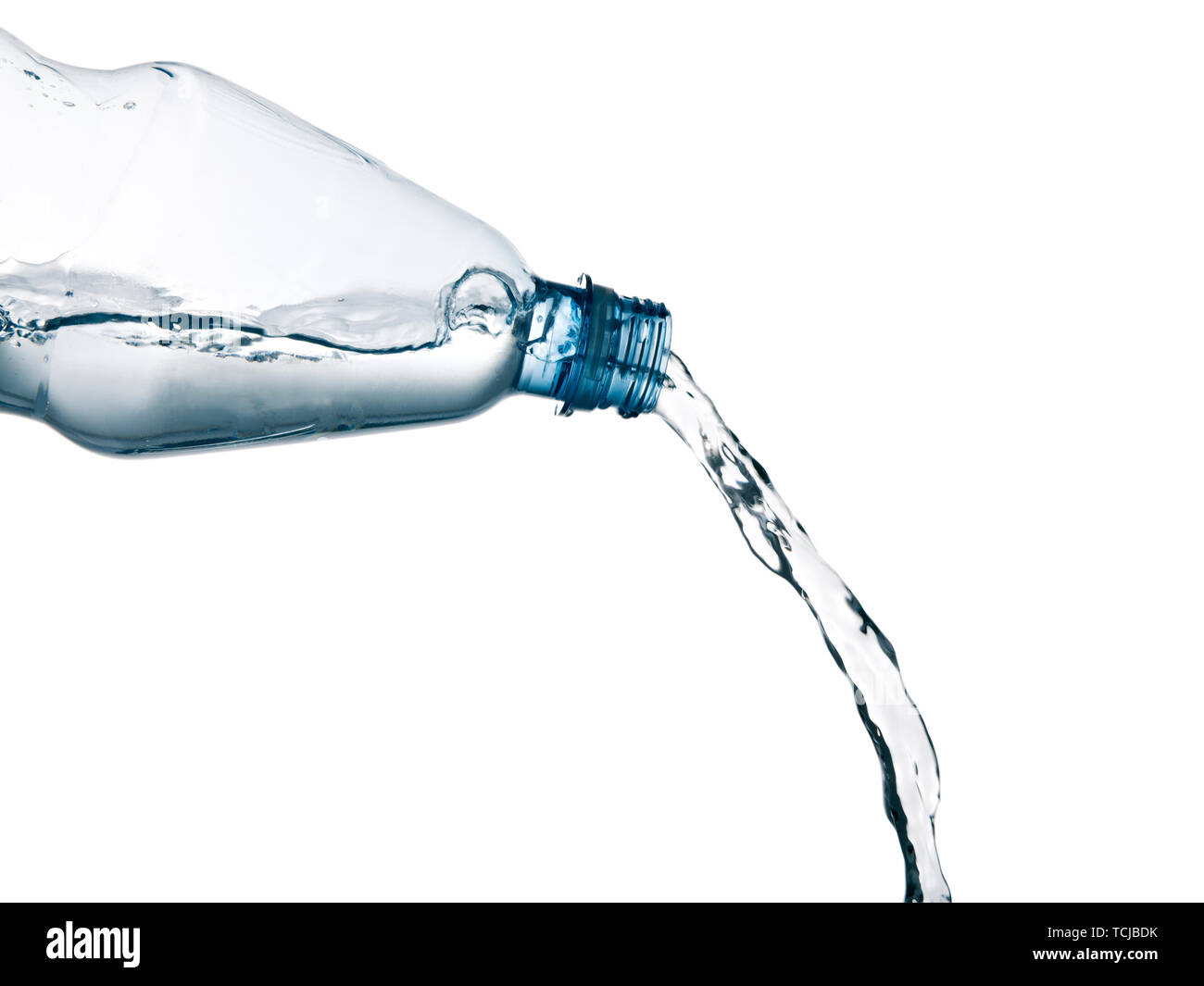 Mineralwasser Gießen von Kunststoff Flasche, isoliert auf weißem Stockfoto