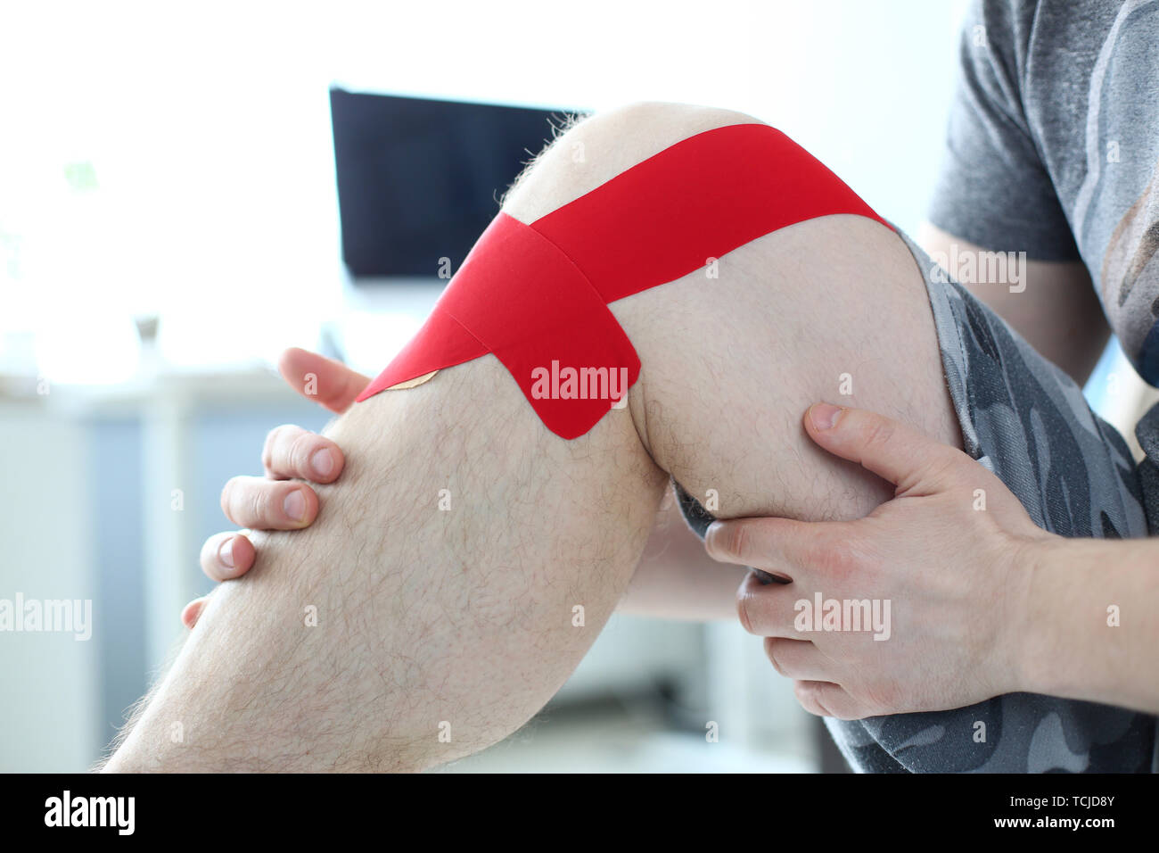 Patienten mit verletzten Bein Stockfoto
