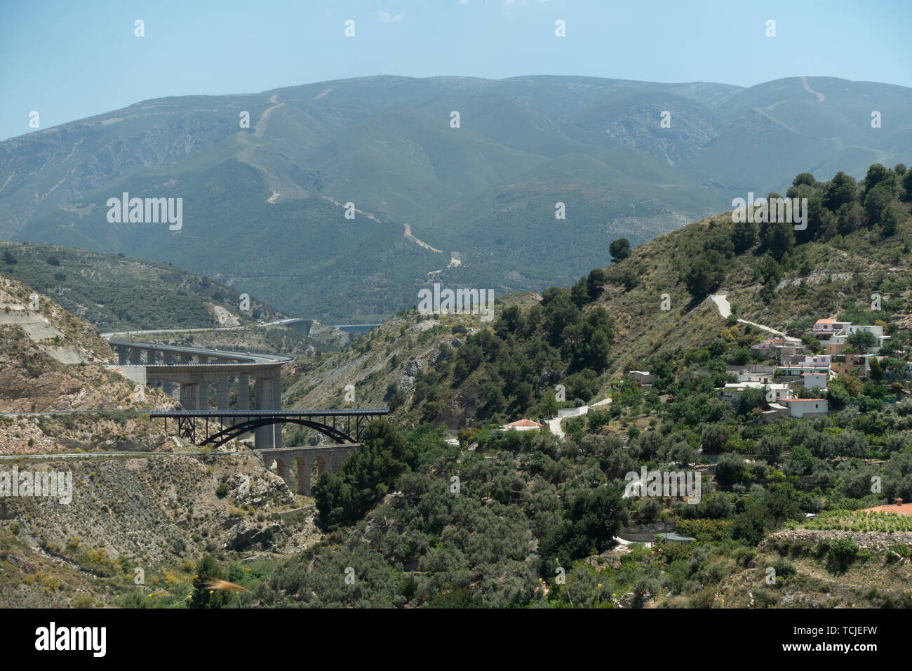 Mehrere Brücken über Regeln Behälter und Rio Izbor in der Sierra Nevada in der Nähe von Izbor, Spanien Stockfoto