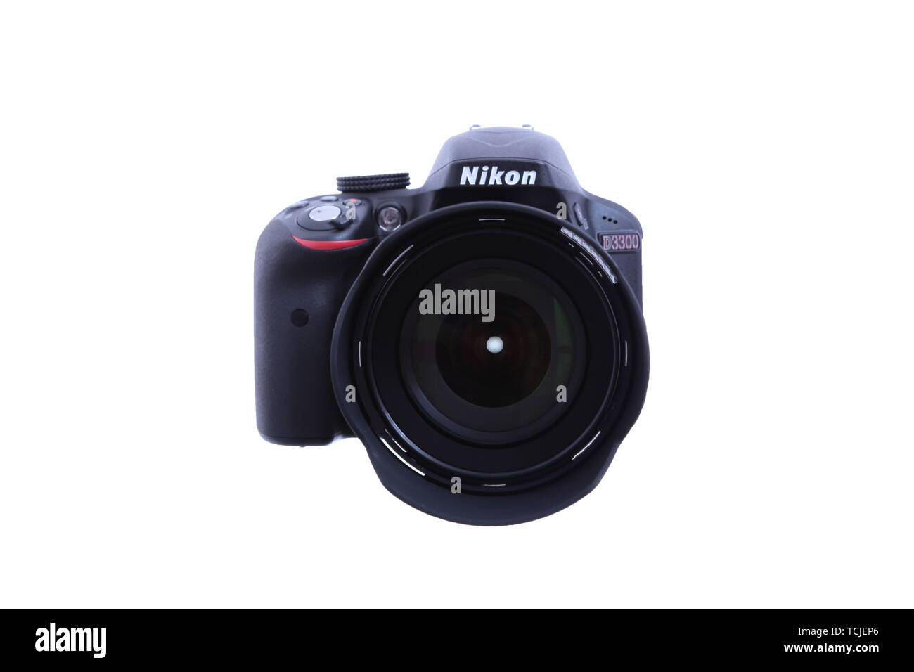 Kiew, Ukraine - JULE 10, 2015: Nikon D3300 mit Nikkor 18-105 mm-Objektiv auf weißem Hintergrund Stockfoto