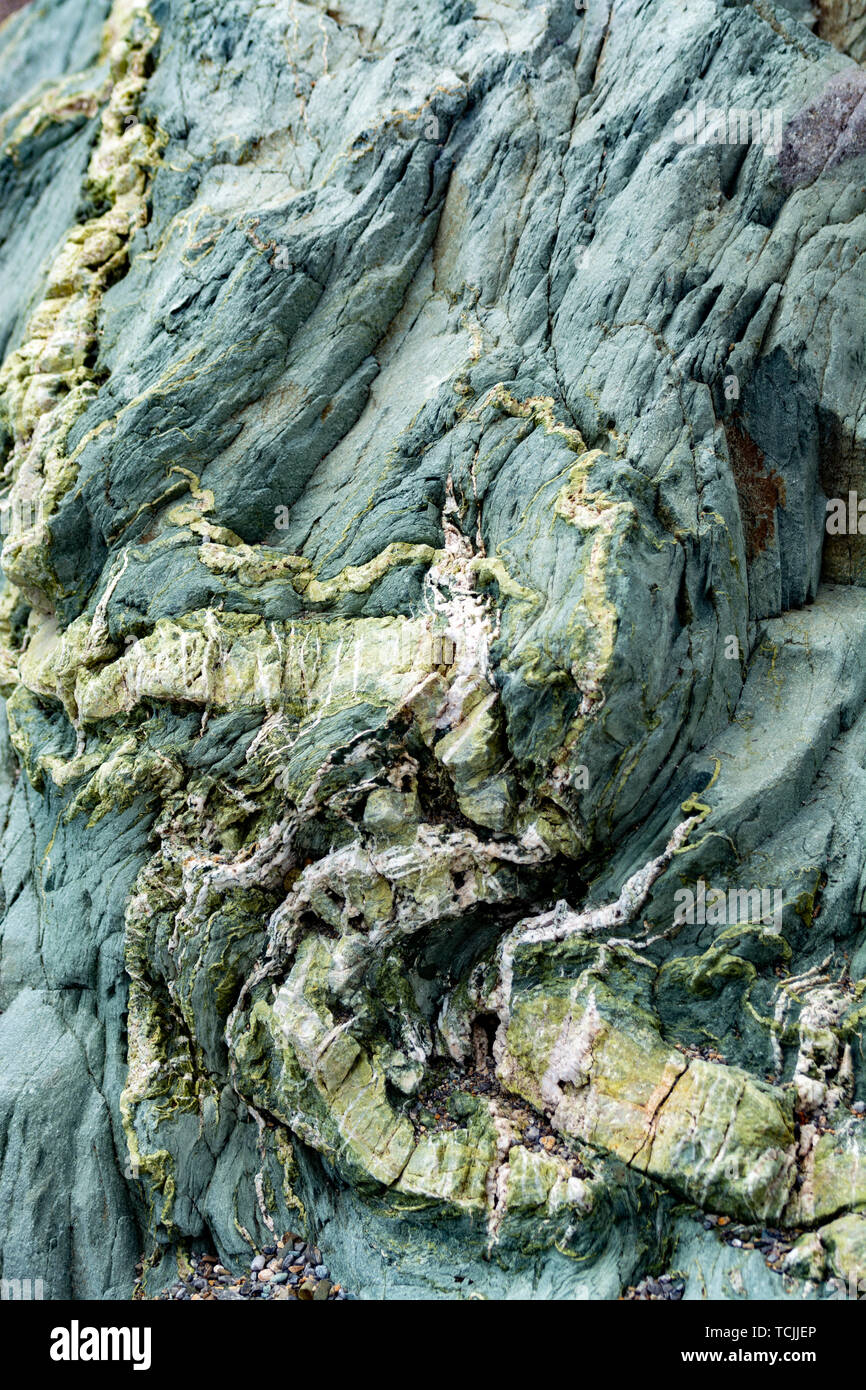 Hintergrund mit grünen Mineral Rock close up, Edelstein Textur, Olivin, amazonite, Amphibolite, Geologie Hintergrund Stockfoto