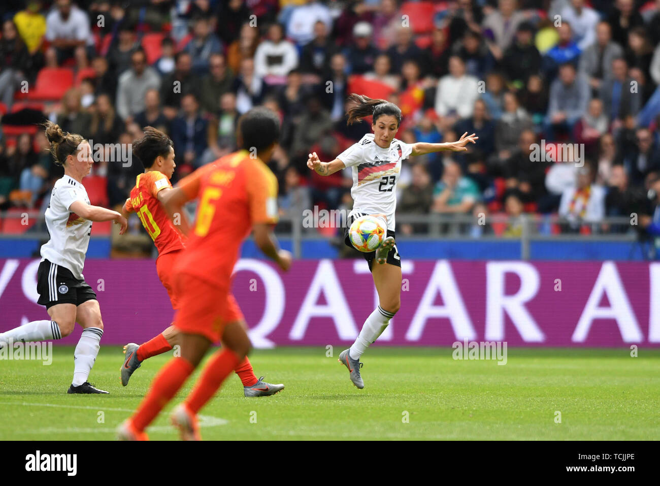 8. Juni 2019 in Rennes, Frankreich Fußball Frauen WM Deutschland gegen China Sara Doorsoun (DFB-Frauen) (23) löscht den Ball in der Luft Stockfoto