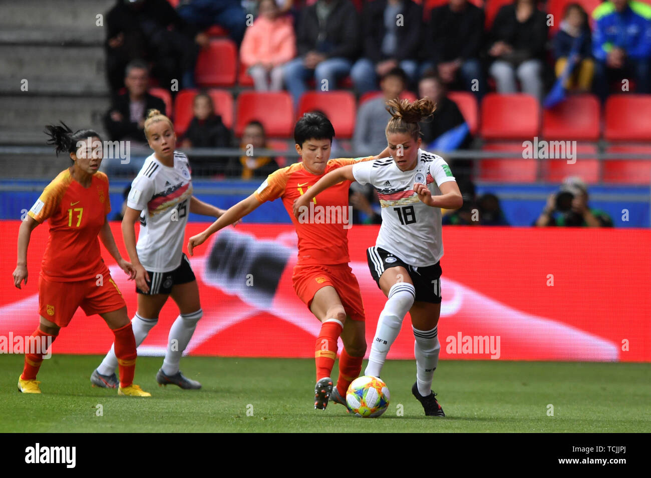 8. Juni 2019 in Rennes, Frankreich Fußball Frauen WM Deutschland gegen  China Melanie Leupolz (DFB-Frauen)) (18) hält den Ball im Mittelfeld  Stockfotografie - Alamy