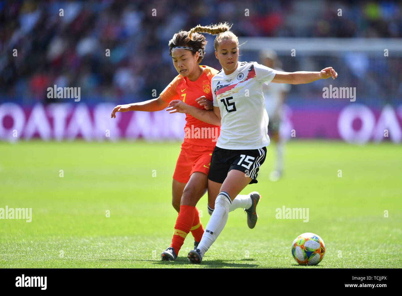 8. Juni 2019 in Rennes, Frankreich Fußball Frauen WM Deutschland gegen China Jia Wang (China VR) (7) Versucht, Giulia Gwinn (DFB-Frauen) (15) Stockfoto