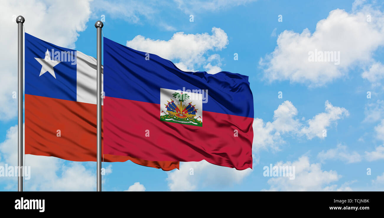 Chile und Haiti Flagge im Wind gegen Weiße bewölkt blauer Himmel zusammen. Diplomatie Konzept, internationale Beziehungen. Stockfoto