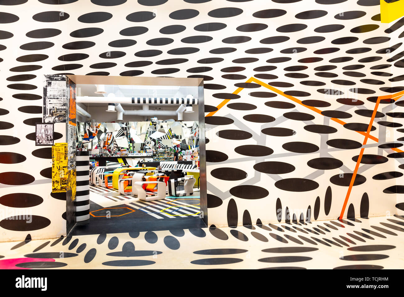 Venedig Italien - 25. Mai 2019: Biennale Arte 2019 Eingang des futuristischen Coffee Corner in der Zentrale Pavillon in den Giardini Park Stockfoto