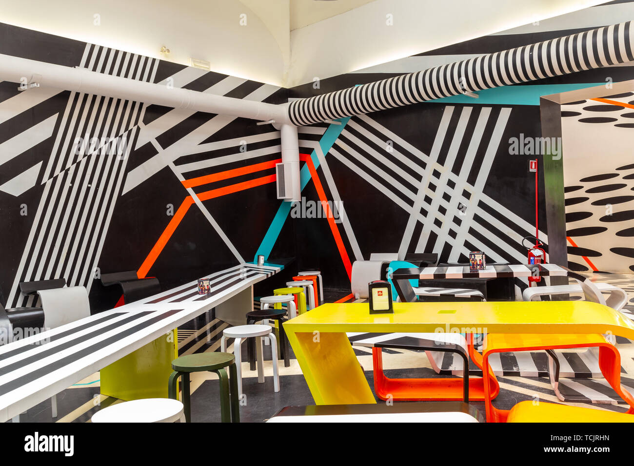 Venedig Italien - 25. Mai 2019: Biennale Arte 2019 Innenraum der futuristischen Coffee Corner in der Zentrale Pavillon in den Giardini Park Stockfoto