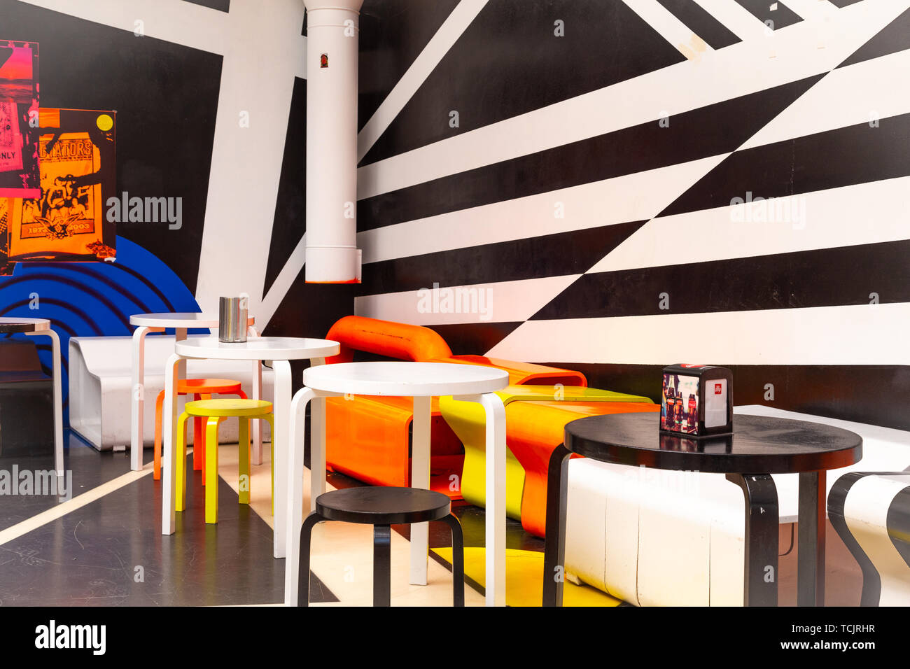 Venedig Italien - 25. Mai 2019: Biennale Arte 2019 Innenraum der futuristischen Coffee Corner in der Zentrale Pavillon in den Giardini Park Stockfoto