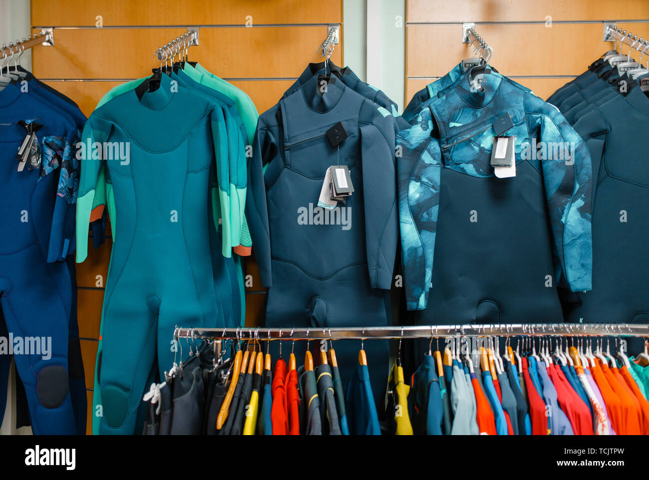 Vitrine mit Radfahren Anzüge in Sport Shop, niemand Stockfoto