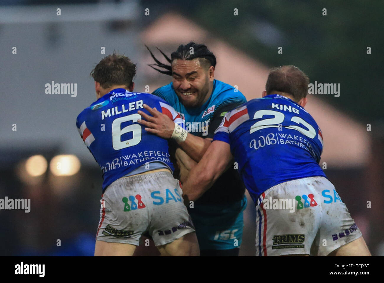 7. Juni 2019, Mobile Rakete Stadion, Wakefield, England; Betfred Super League, Runde 17, Wakefield Trinity vs Leeds Rhinos; Konrad Hurrell (4) von der Leeds Rhinos ist von Jacob Miller (6) Wakefield Trinity und George König (22) Wakefield Trinity Credit angegangen: Mark Cosgrove/News Bilder Stockfoto