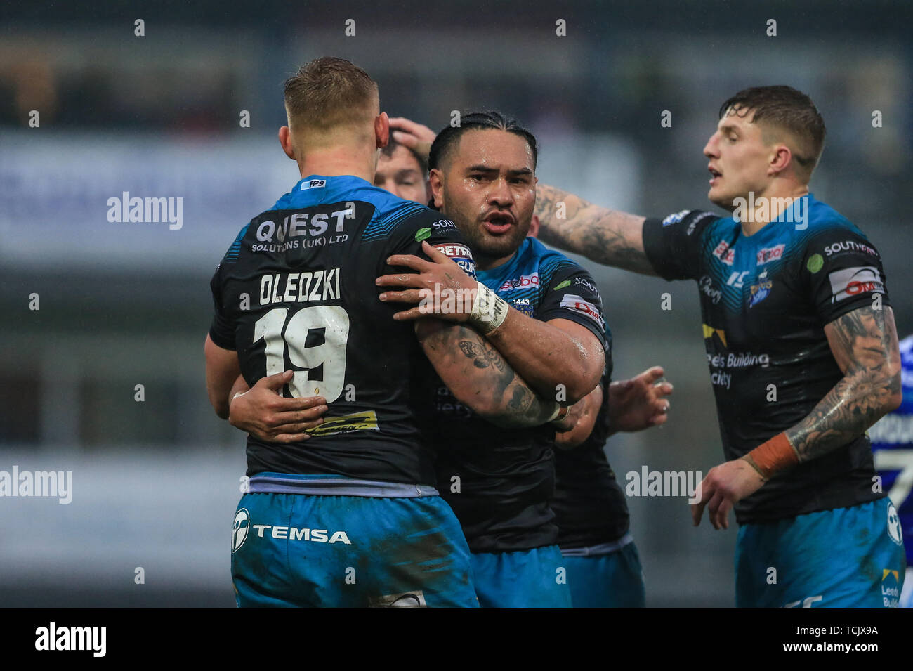 7. Juni 2019, Mobile Rakete Stadion, Wakefield, England; Betfred Super League, Runde 17, Wakefield Trinity vs Leeds Rhinos; Konrad Hurrell (4) von der Leeds Rhinos gratuliert Mikolaj Oledzki (19) von Leeds Rhinos für seine hervorragenden Spiel Credit: Mark Cosgrove/News Bilder Stockfoto