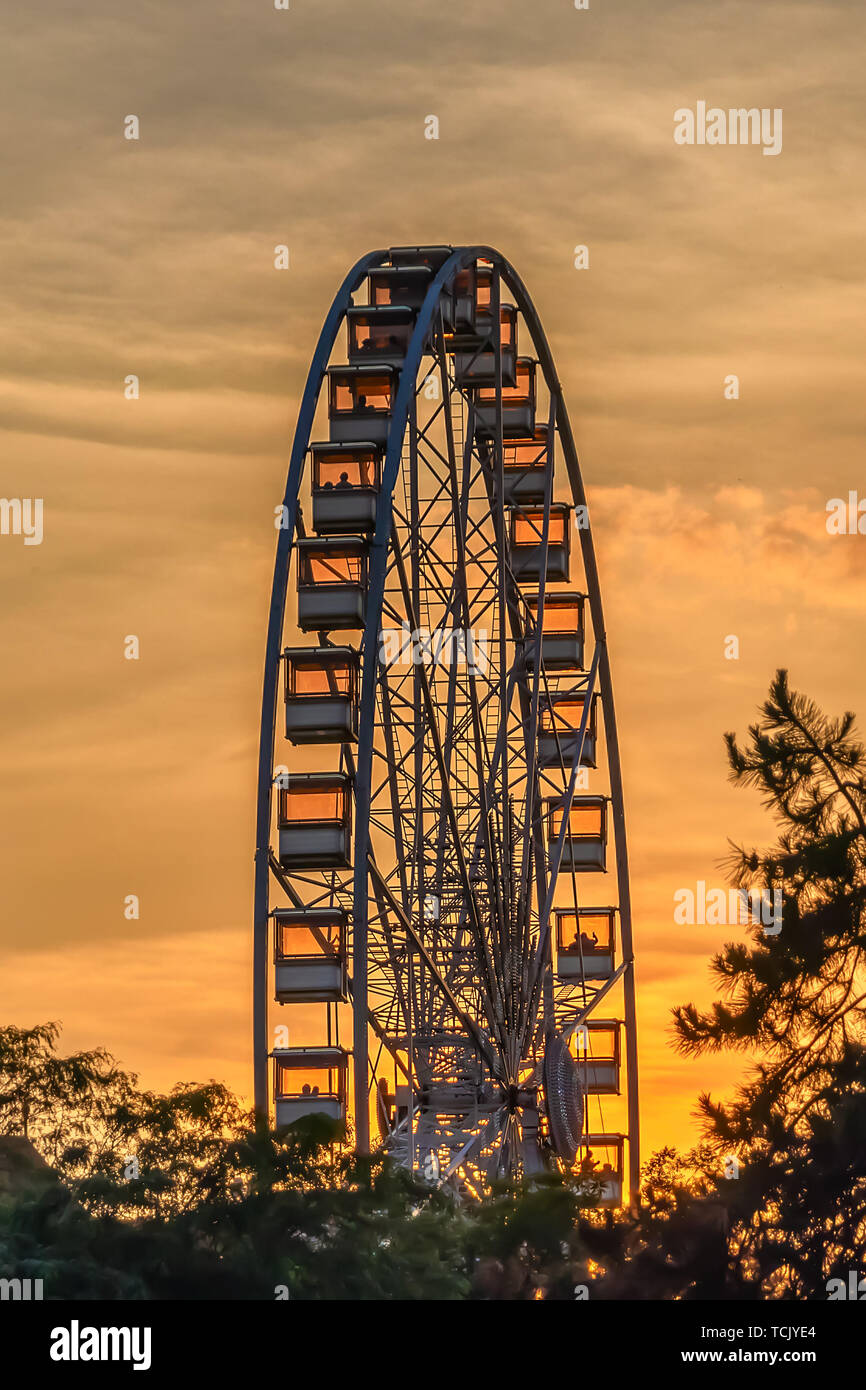 Blick auf Riesenrad bei Sonnenuntergang. Budapest Auge bei Sonnenuntergang Stockfoto