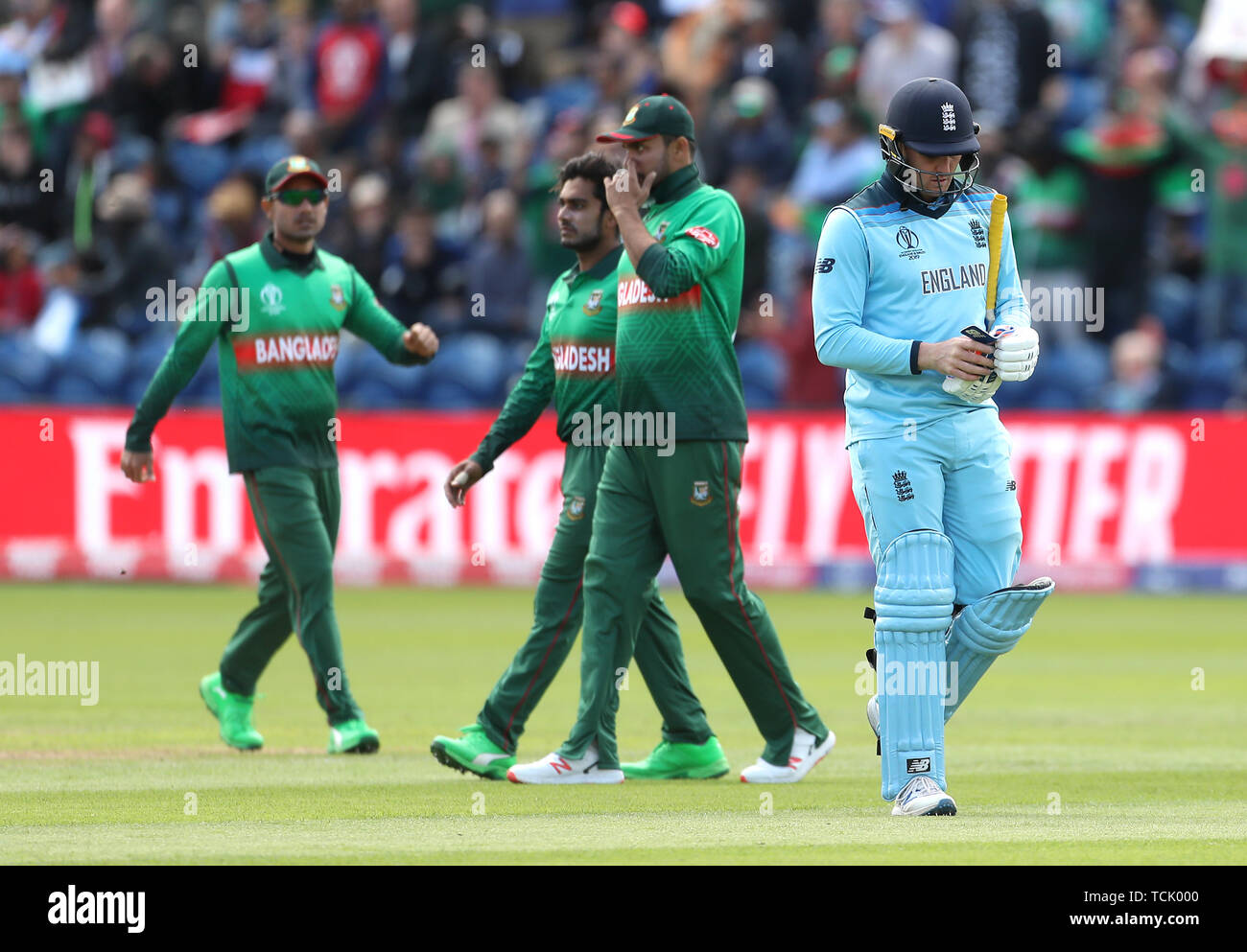 England's Jason Roy (rechts) nach erwischt wird von der Bangladesh Mashrafe Mortaza während der ICC Cricket World Cup group Phase Match an der Cardiff Wales Stadion. Stockfoto