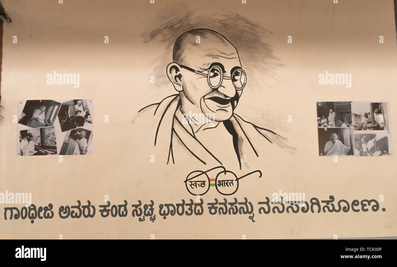 Bangalore Indien - Juni 3, 2019: Malerei von Mahatma Gandhi am Indischen Bahnhof mit Bildern des indischen Freiheitskampfes und swachh bharath Stockfoto