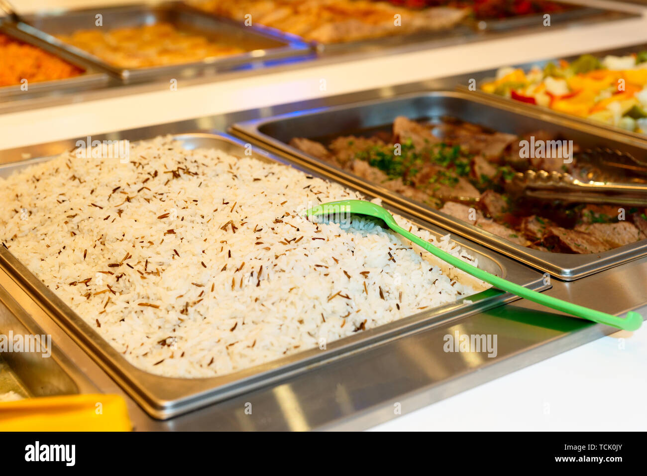 Reis und Fleisch im Self-Service-Restaurant, close-up Stockfoto