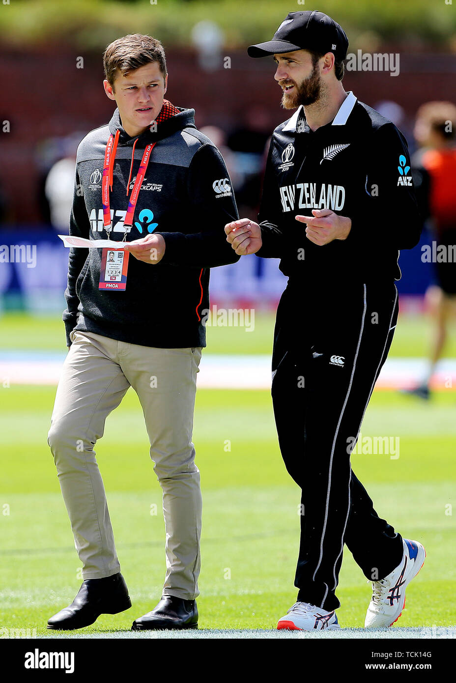 Neuseelands Kane Williamson (rechts) spricht mit Neuseeland management Mitglied William Nicholls, nachdem er den Wurf und die Wahl zur Schüssel während der ICC Cricket World Cup group stage Gleiches an die Grafschaft Boden Taunton. Stockfoto