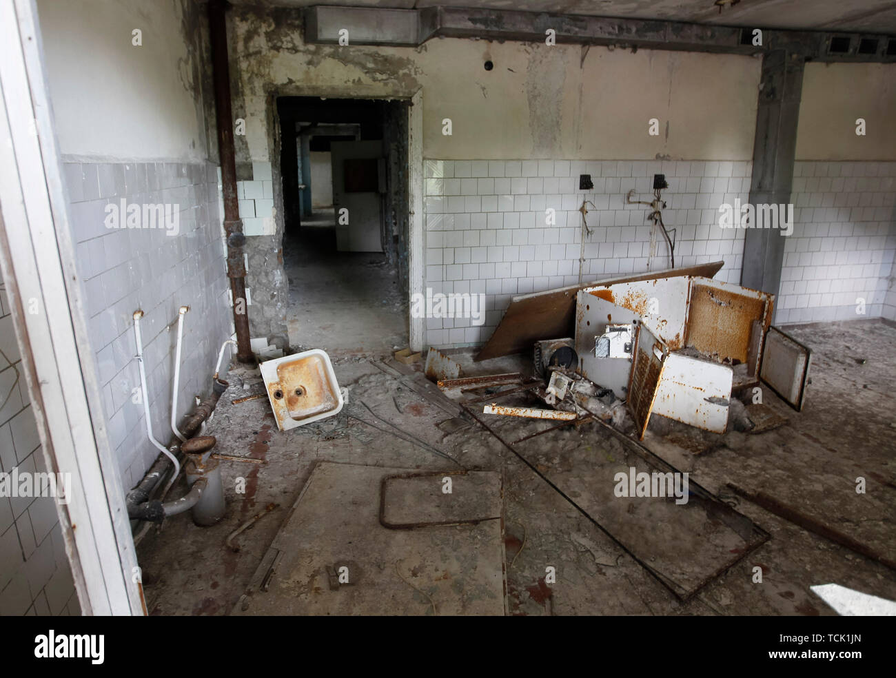 Eine Innenansicht der ein Zimmer in der Sperrzone von Tschernobyl in der verlassenen Stadt Pripyat. Die HBO-TV-Miniserie Tschernobyl, die Premiere in den USA und in England auf Mai 2019, zeigt die Zeit nach der Katastrophe, einschließlich der Reinigung und die anschließende Untersuchung. Der Erfolg HBO TV-Miniserie Tschernobyl Prüfung schlimmste Atomunfall von Tschernobyl hat sich die Anzahl der Touristen, die Anlage und die geisterhaften verlassenen Stadt, dass die Nachbarn es für sich selbst, und der Tourismus Industrie der Region beigetragen zu haben, mit den Chefs der Führungen zu Tschernobyl claimi zu sehen, angetrieben Stockfoto