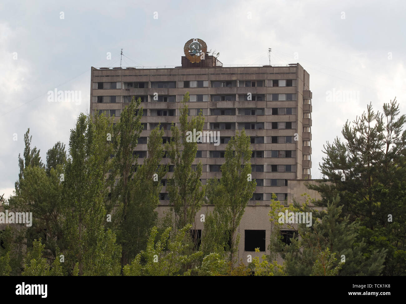 Ein Blick auf die Gebäude an der Sperrzone von Tschernobyl in der verlassenen Stadt Pripyat. Die HBO-TV-Miniserie Tschernobyl, die Premiere in den USA und in England auf Mai 2019, zeigt die Zeit nach der Katastrophe, einschließlich der Reinigung und die anschließende Untersuchung. Der Erfolg HBO TV-Miniserie Tschernobyl Prüfung schlimmste Atomunfall von Tschernobyl hat sich die Anzahl der Touristen, die Anlage und die geisterhaften verlassenen Stadt, dass die Nachbarn es für sich selbst, und der Tourismus Industrie der Region beigetragen zu haben, mit den Chefs der Führungen zu Tschernobyl behauptet tha zu sehen, angetrieben Stockfoto