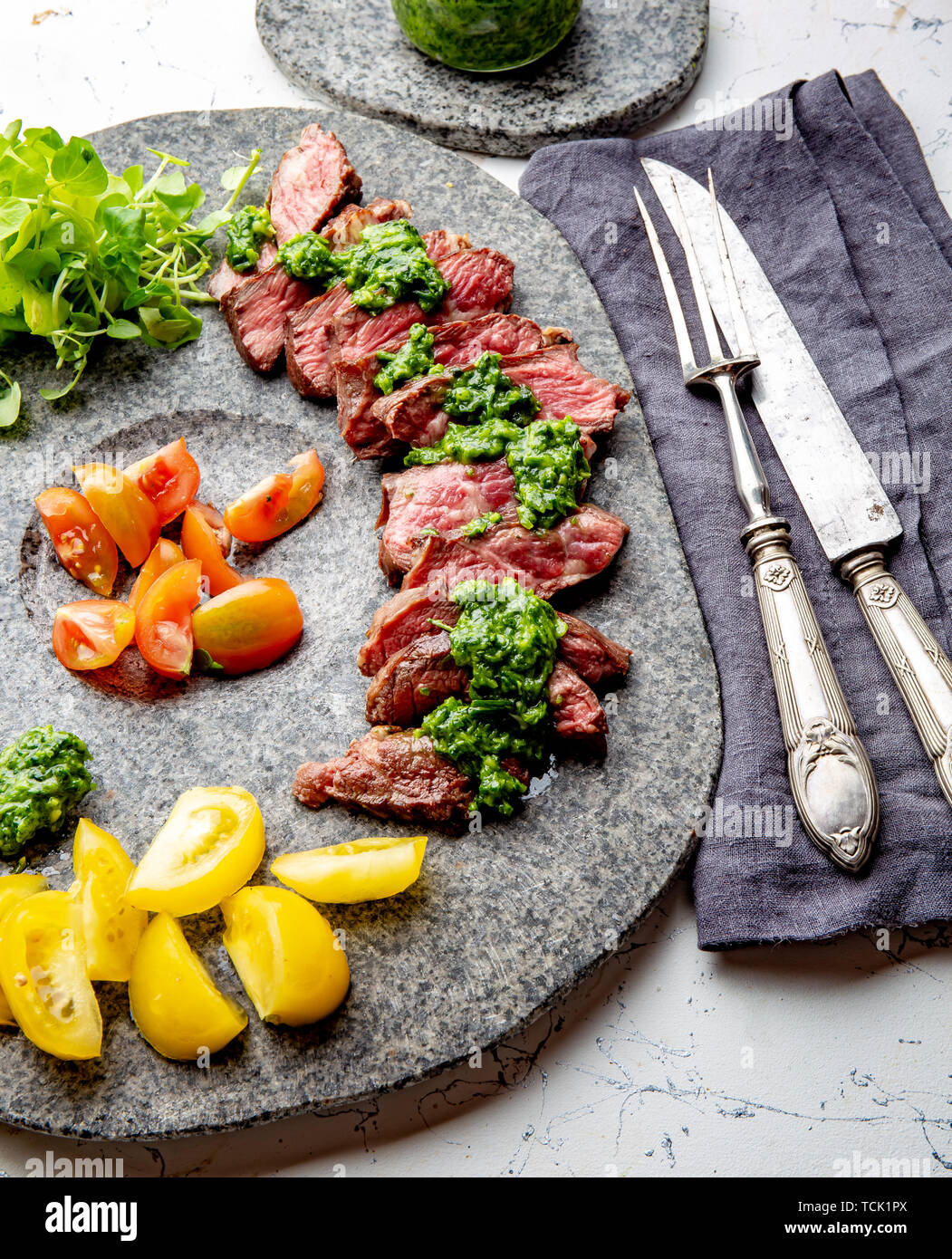 Scheiben Rindfleisch Steak mit chimmichuri Soße auf grauem Stein Platte