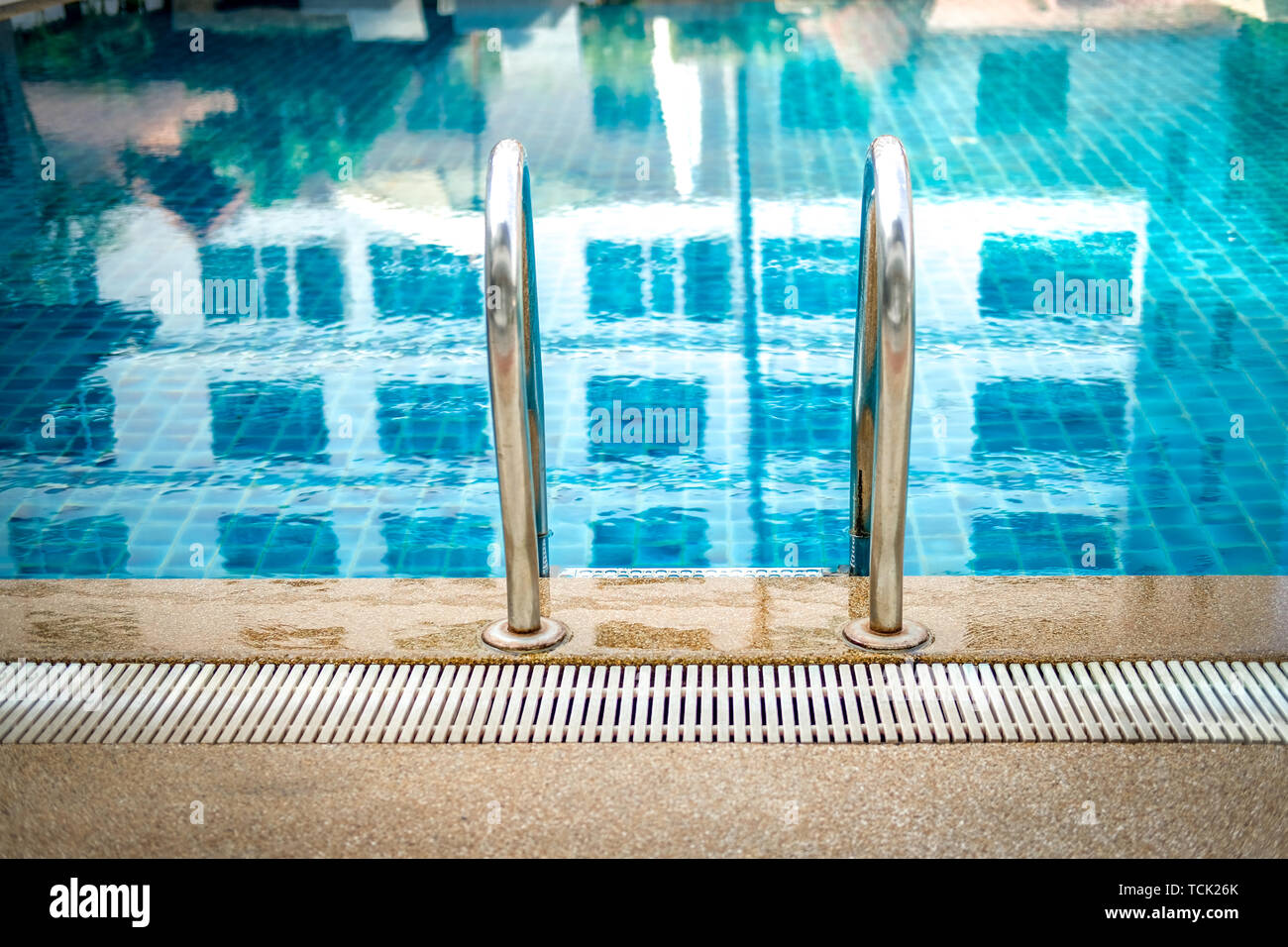 Metall Stahl Griff am Pool Der Pool im Hotel Resort Stockfoto