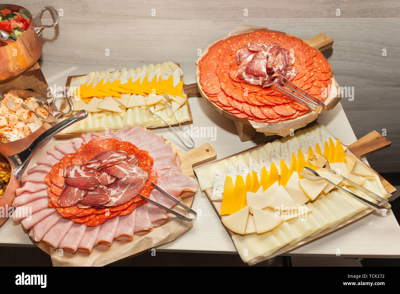 Lecker frisches Fleisch und Käse Buffet auf ein Holz Tisch - kaltes Buffet - der serbischen Fleisch und Käse Vorspeise mit hausgemachtem Käse, prosciutt Stockfoto