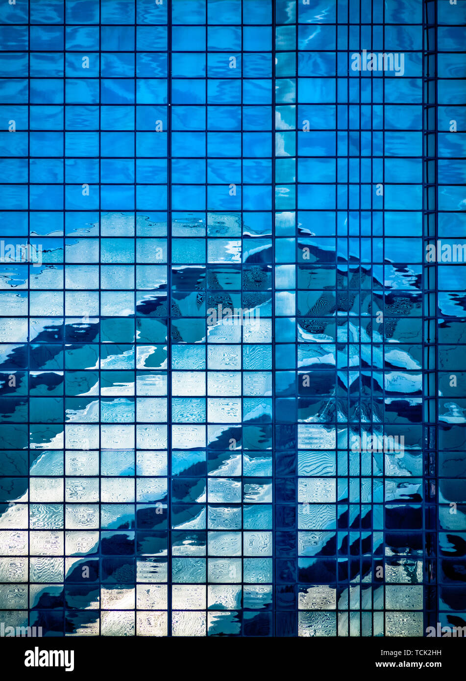 Architektur Zusammenfassung eines zeitgenössischen Oper spiegelt sich in einem modernen Bürogebäude mit Platz kopieren Stockfoto
