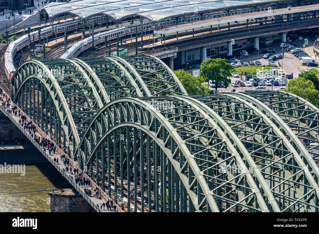Köln, Deutschland - Mai 12: Luftaufnahme der Hohenzollernbrücke in Köln, Deutschland, am 12. Mai 2019. Stockfoto