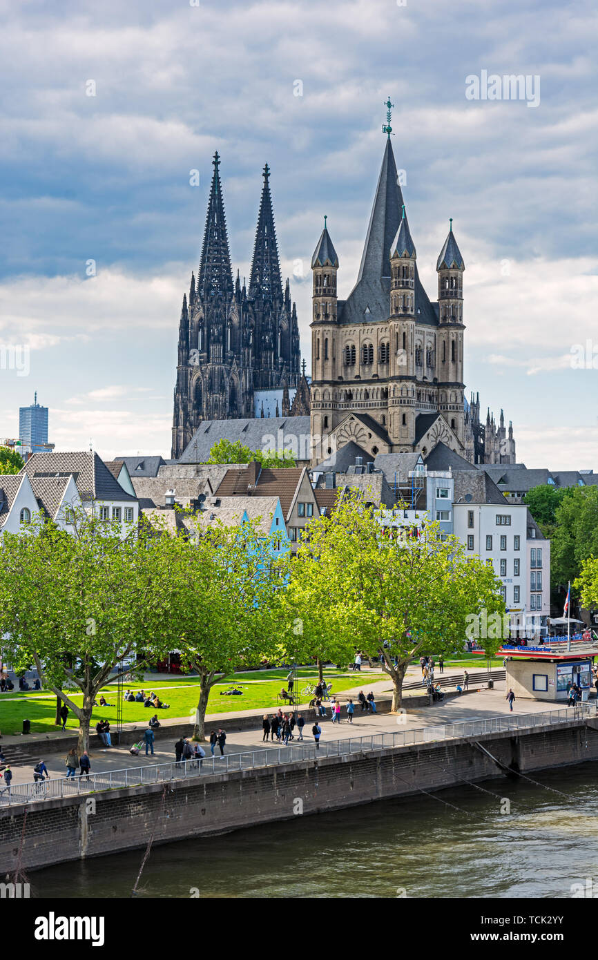 Köln, Deutschland - 12. Mai: Touristen am Rhein in Köln, Deutschland, am 12. Mai 2019. Blick auf den Kölner Dom und große Sain Martin Kirche. Stockfoto