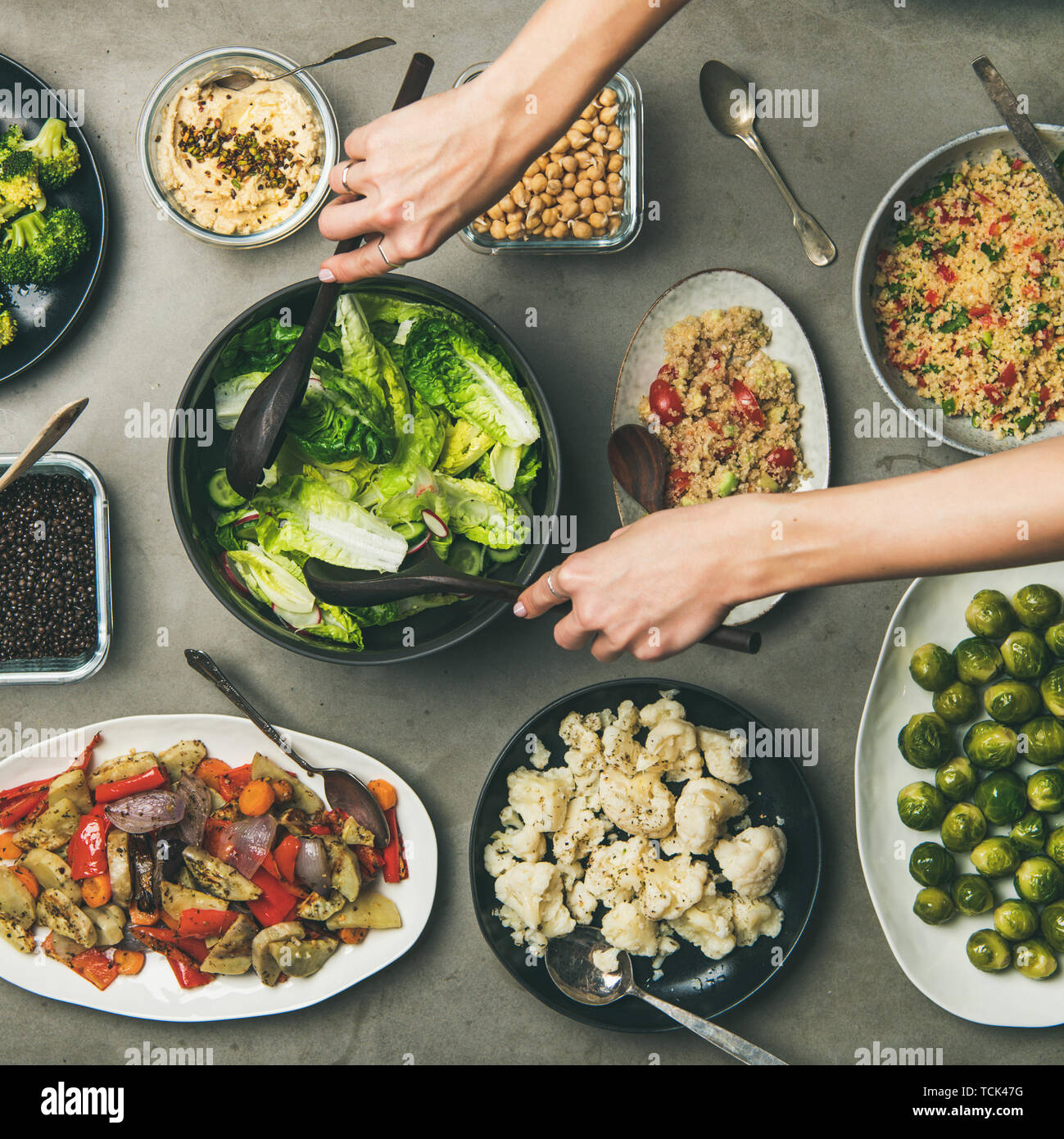 Gesunde vegane Gerichte und Frau Hände, Salat, Quadrat Erntegut Stockfoto