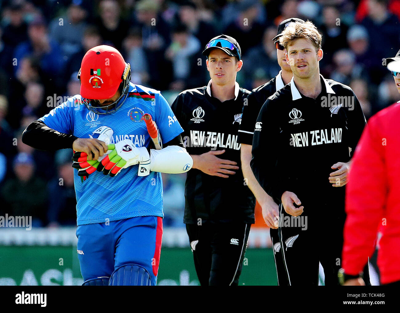 Neuseelands Lockie Ferguson sieht nach dem Bowling in Afghanistan Rashid Khan, den Ball abprallen Rashid's Helm und auf die Stümpfe während der ICC Cricket World Cup group stage Gleiches an die Grafschaft Boden Taunton. Stockfoto