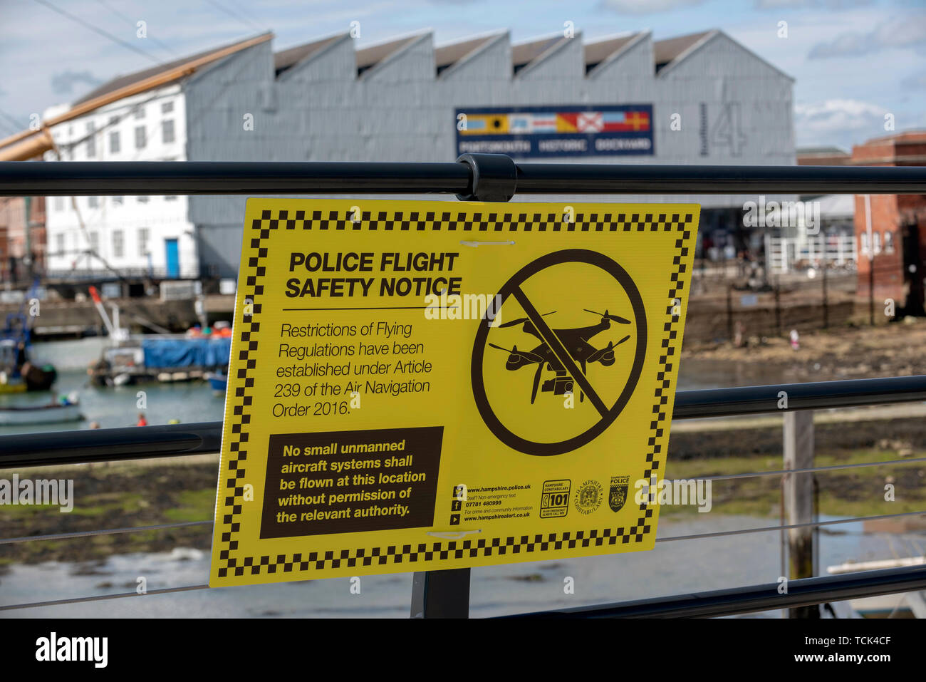 Portsmouth, England, Großbritannien. Mai 2019. Eine gelbe und schwarze Polizei Flug Sicherheitshinweis verbot Drone die Flüge aus diesem Bereich Stockfoto