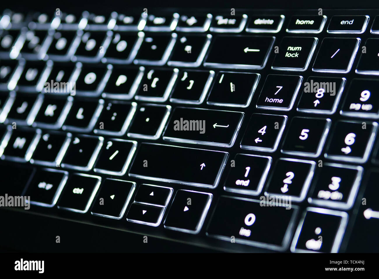 Beleuchtete Tastatur. Weißes Licht auf der Tastatur des Laptops  Stockfotografie - Alamy