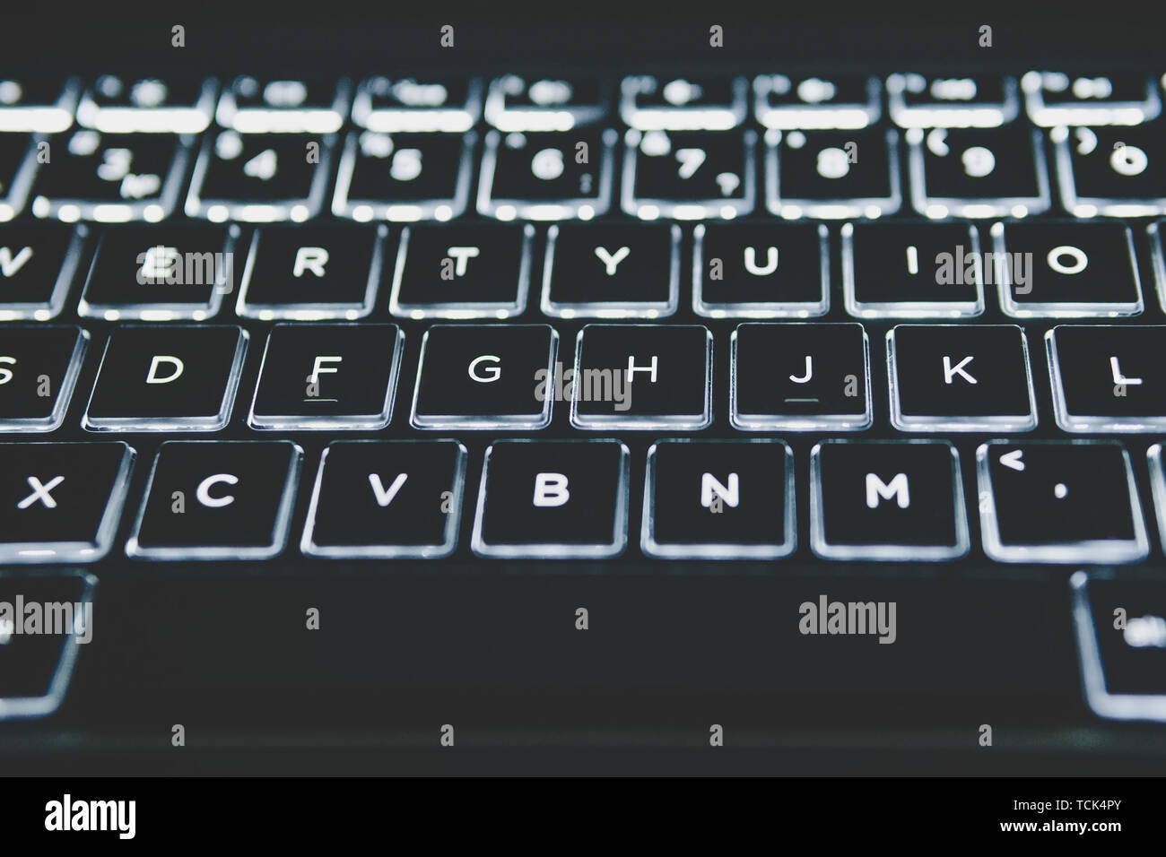 Beleuchtete Tastatur. Weißes Licht auf der Tastatur des Laptops  Stockfotografie - Alamy